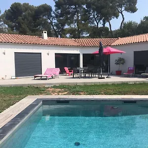 https://carqueiranne-carqueiranne.aixenprovencehotels.org